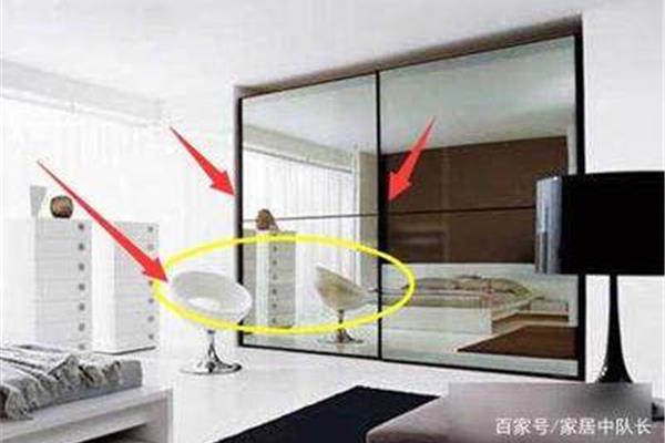 床头两侧可以放镜子吗